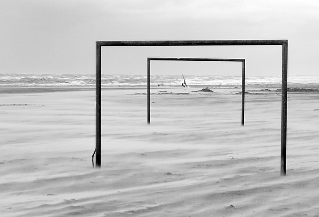 融于池畔，简于形制；瑞典高尔夫球场度假木屋设计